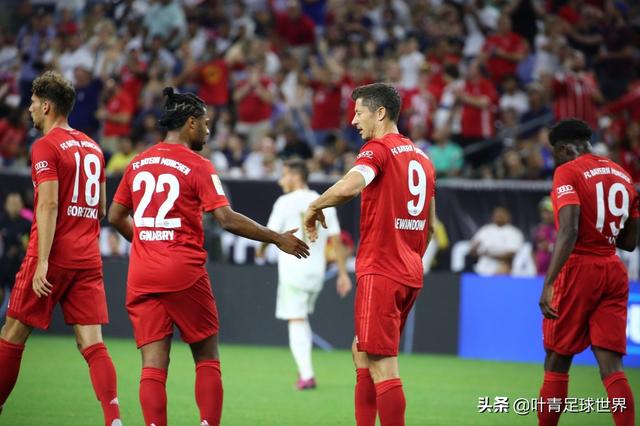  莱万多夫斯基蝉联德甲金靴三度获奖  